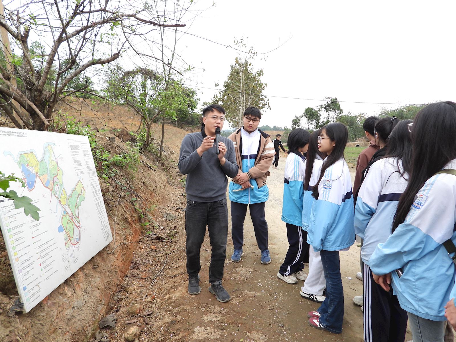 Tham quan Công viên Khí hậu cùng các bạn học sinh lớp 11