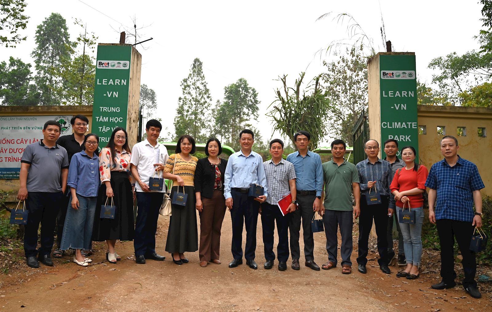 Đoàn cán bộ Công đoàn Đại học Thái Nguyên thăm Công viên Khí hậu